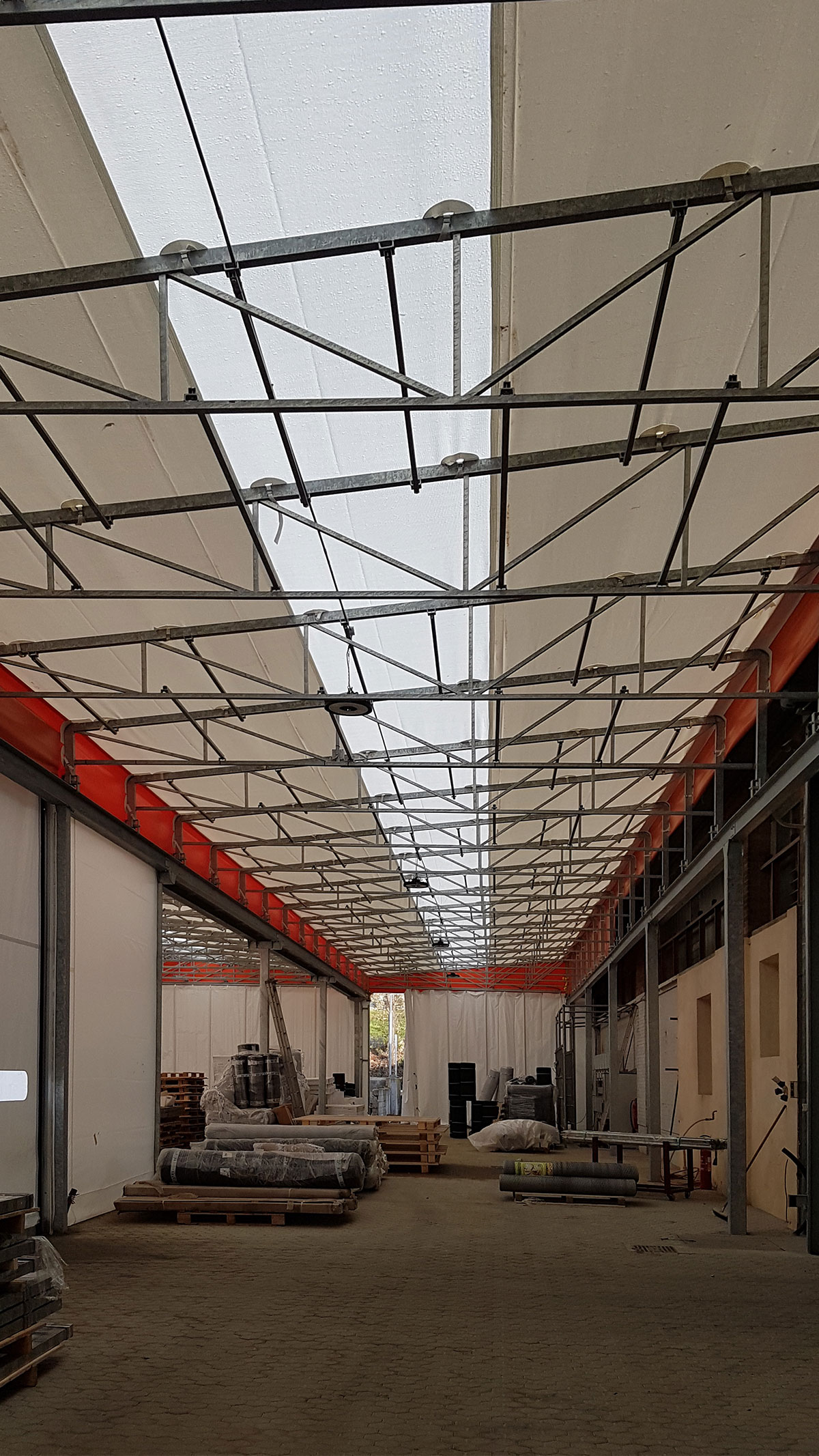 Tunnel latéral monopente de stockage composé d'un squelette à tubulaires fixés par des boulons en zinc capable de soutenir la bâche en PVC - SideGO_3