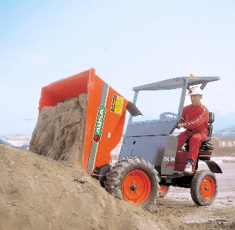 Machine compacte équipée d'une benne hydraulique