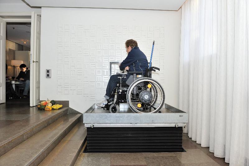 Plateforme discrète  - Mouvement vertical et horizontal, encastrée, personnalisable - Guldmann LP50H_3