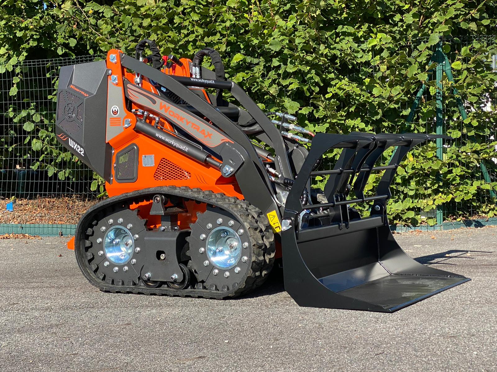 Chargeuse compacte de 730 kg avec capacité hydraulique de 44 litres