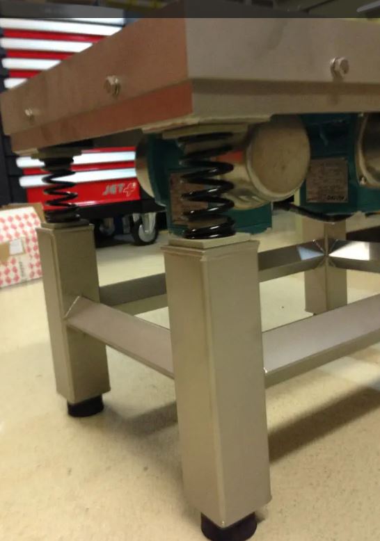 Table vibrante AVITEQ avec réglage par vibrateur électromagnétique