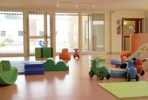 Crèche sur mesure avec espaces pour repas, sieste et jeux