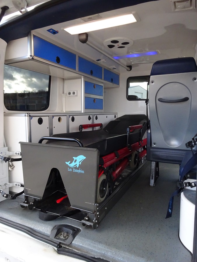 Ambulance Renault Trafic 2013 équipée de gyrophares avant et arrière