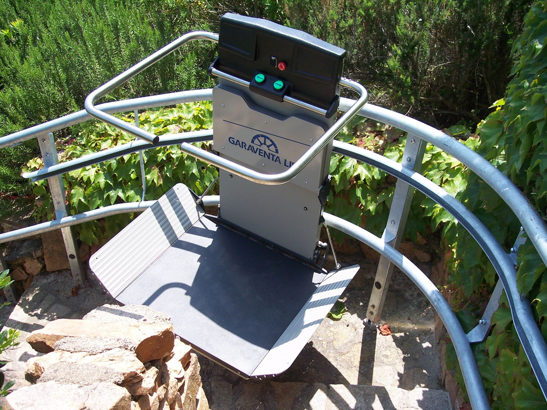 Plateforme élévatrice monte-escaliers courbe multi-étages pour accès PMR - Garaventa Lift Artira_3