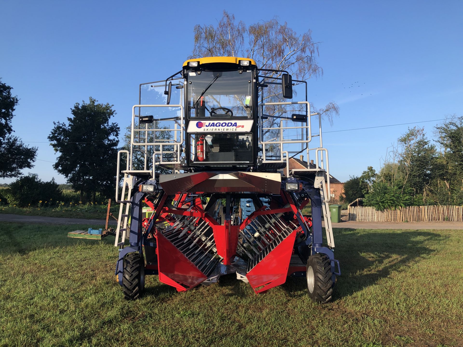 Récolteuse de myrtilles OSKAR 4WD Plus - Jagoda JPS Agromachines avec tête à secousses horizontales et moteur Doosan Stage V_3