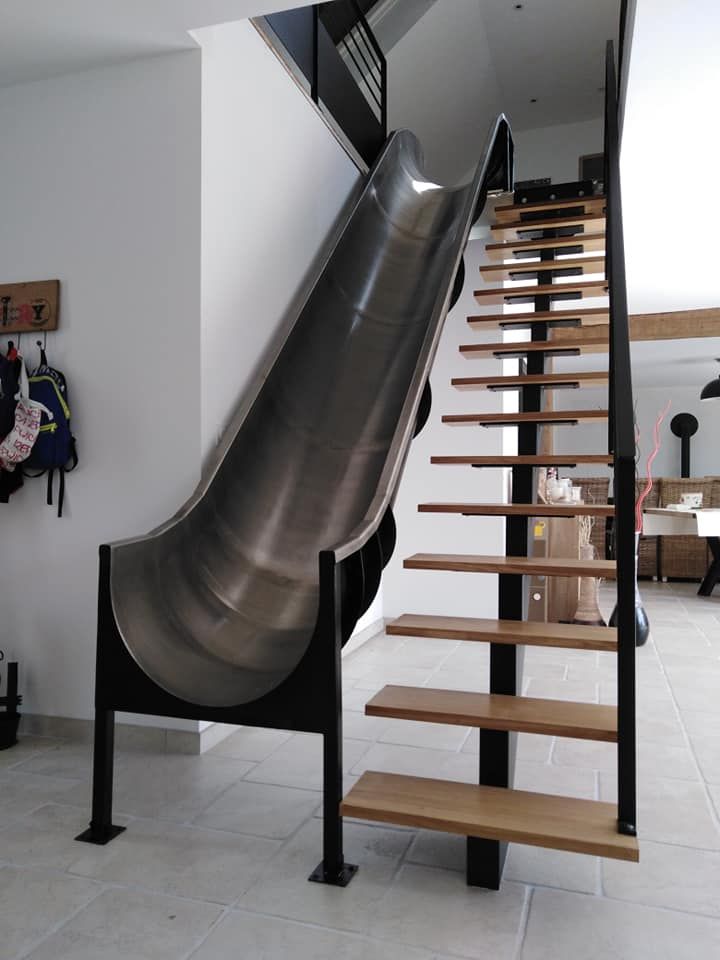 Escalier d'intérieur en acier avec garde-corps personnalisé