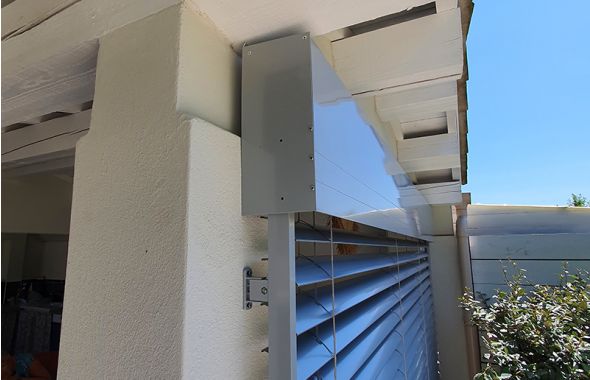 Brise soleil orientable autoportant sur mesure - lame galbée 80 mm - aluminium extrudé - motorisé - fabrication française_3