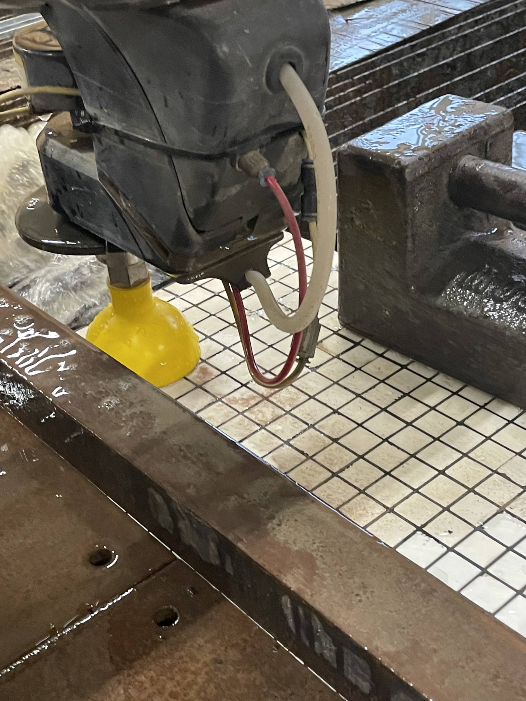 MTCP - Service de découpe sur-mesure au jet d'eau de céramique avec bords nets et finitions soignées pour collage sur tôle - Région parisienne_3