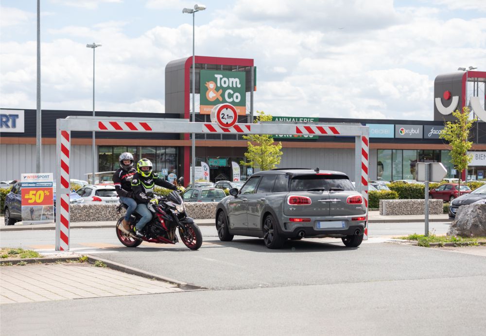 Portique FIXE, idéal pour bloquer l'accès aux véhicules avec un gabarit important dans les supermarchés, STOPOCAR - PREFABAT_0