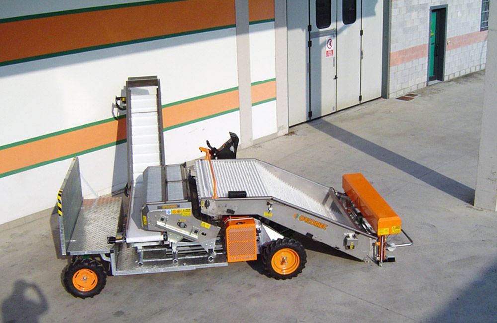 Récolteuse automotrice sur roues 8000 Herbex - Ortomec SRL - largeur de la tête de récolte 120 à 180 cm - moteur diesel 3 cylindres, transmission hydraulique et mécanique_3