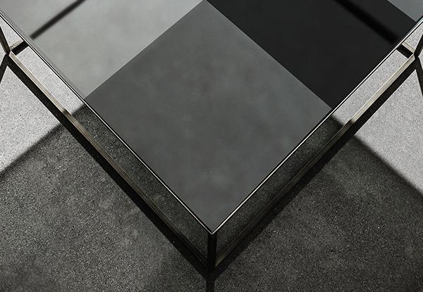 Table basse Quadro - structure métal laqué moka ou laiton poli - plateau en verre fumé avec motif géométrique_3