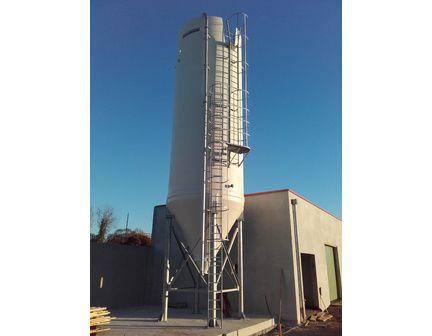 Silo sur pieds fixé au sol pour stockage sécurisé