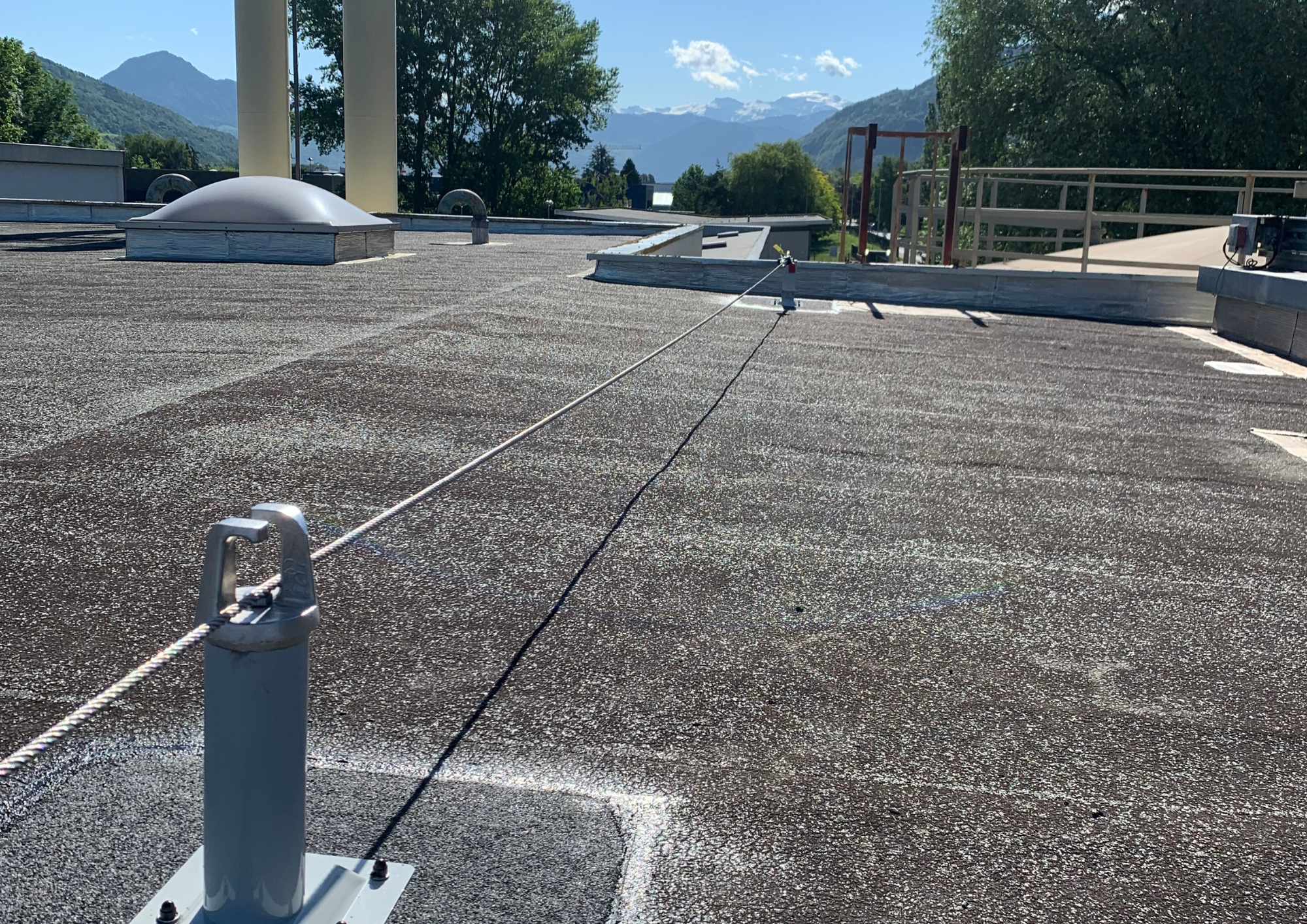 Ligne de vie pour bac étanché et membrane PVC - dispositif d'ancrage horizontal avec absorbeur d'énergie intégré_3