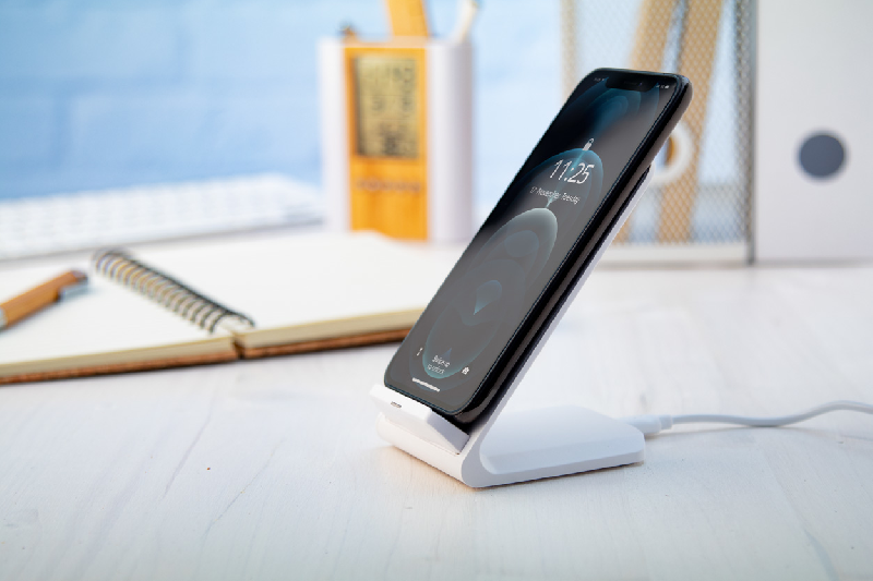 Support téléphone portable en plastique - Chargeur induction 10W - Câble USB inclus_3