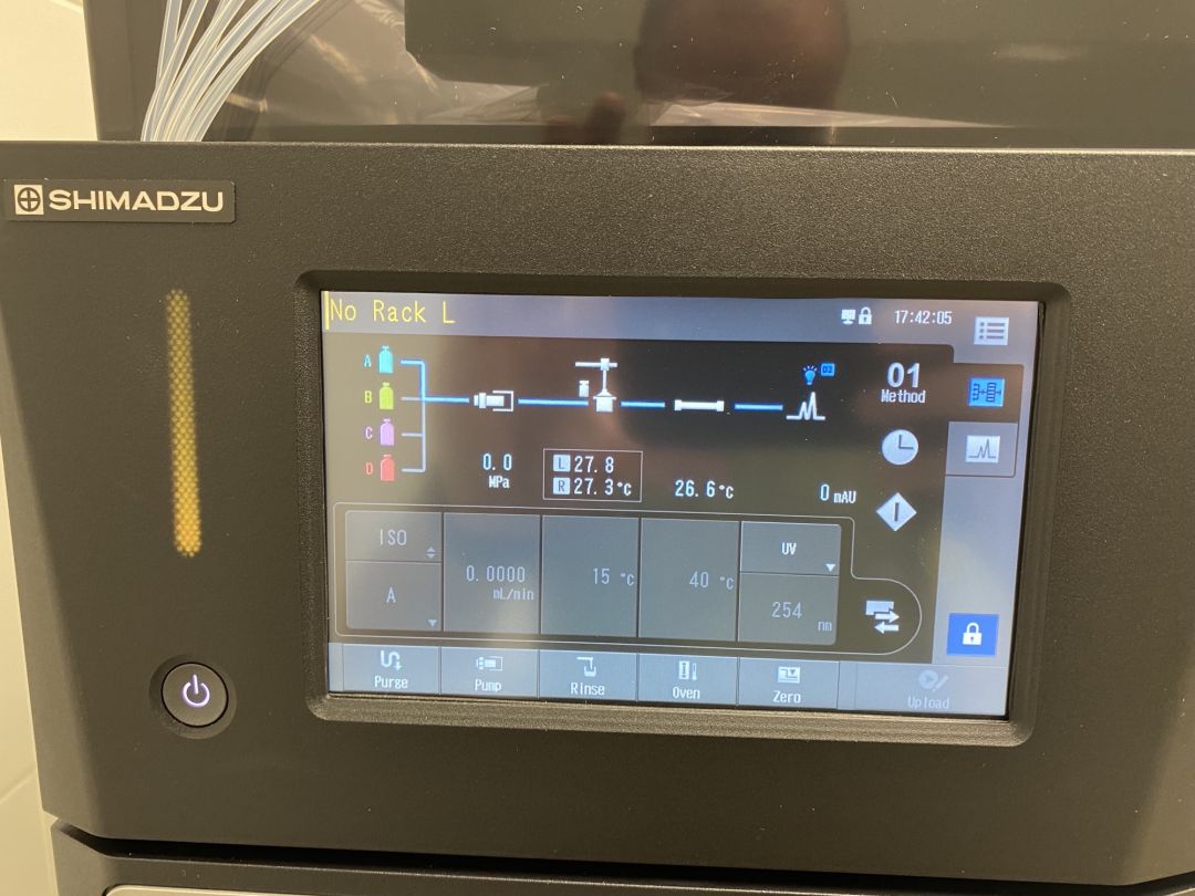 Chromatographe liquide compact avec four à circulation d’air forcé intégré