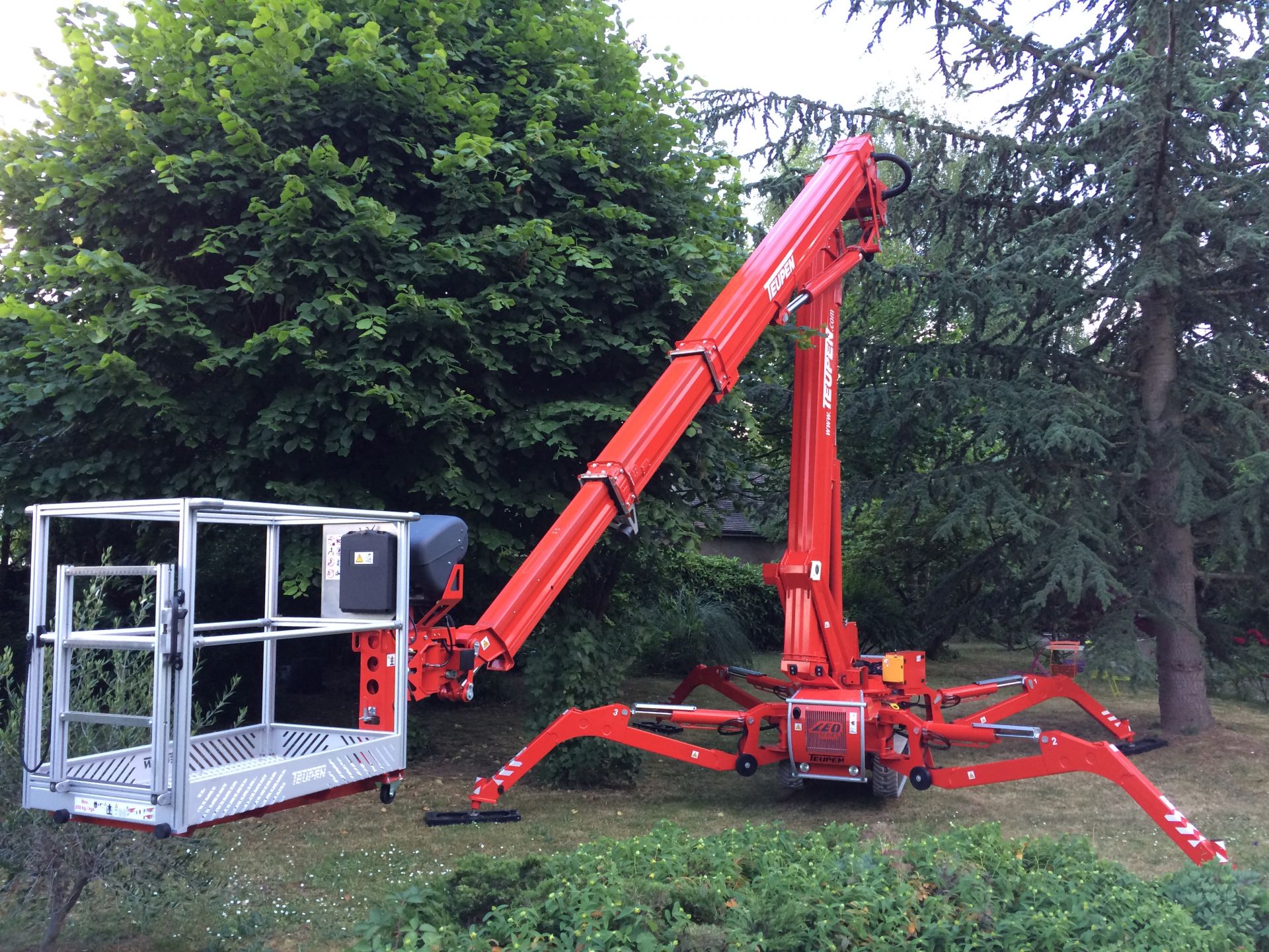 Nacelle araignée avec chenilles ajustables mécaniquement ou hydrauliquement