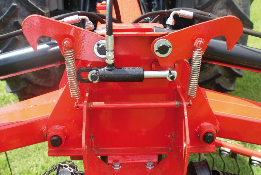 Machine pour andainage de fourrage avec haute valeur nutritive