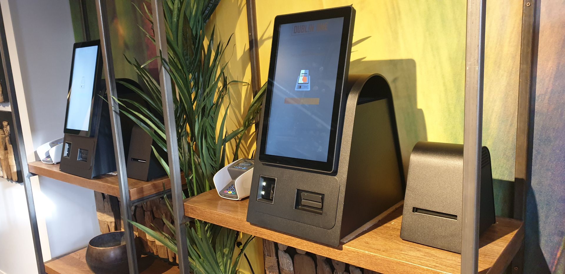 Station de scan QR code pour accès hôtelier rapide