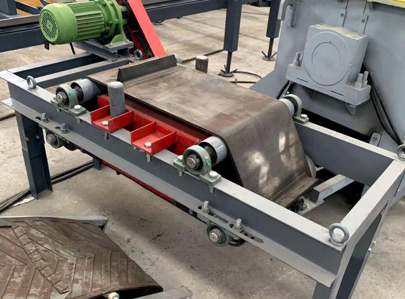 Broyeur de palettes simple arbre 37 kW avec système automatisé et séparateur magnétique - PalletCrush 3700_3