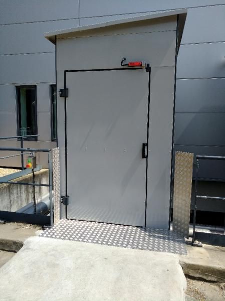 Monte-charges extérieur pour transport de charges entre différents niveaux