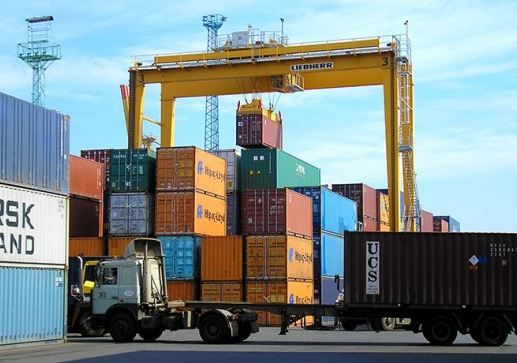 Grue portuaire - Liebherr - portiques de stockage sur pneus avec système anti-balant et envergures de 5 à 8 conteneurs_3