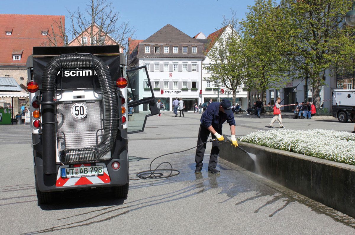 Machine de balayage Swingo 200+ sans poussière grâce au recyclage d'eau sous pression