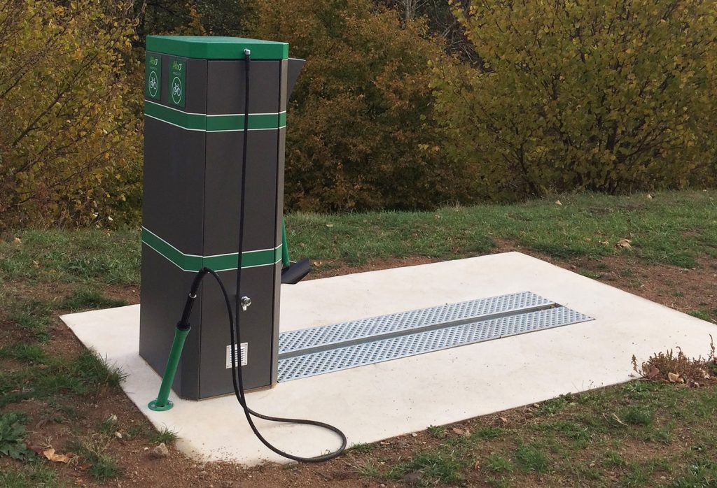 Station de lavage de vélo robuste équipé d'un bras Univer'Selle pour le maintien du vélo - ALTAO® Modulo_3