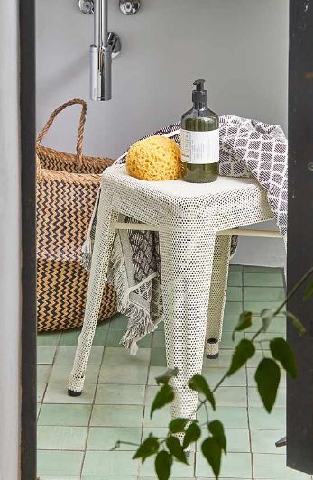 Tabouret bas style résille en acier signé Tolix