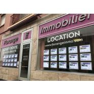 Support d'affichage épuré et transparent pour vitrines