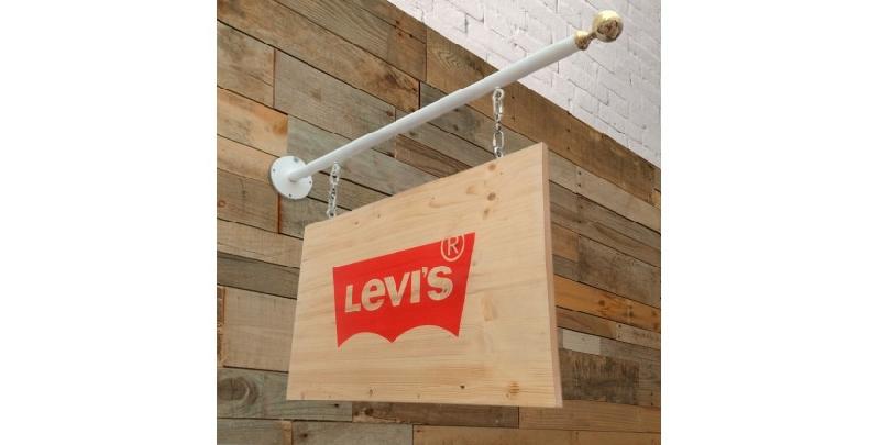 Enseigne drapeau suspendue en bois - Fer laqué et bois de pin traité_3