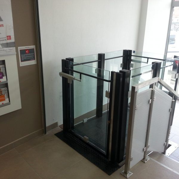 Élévateur vertical PMR PARIGI-A - 2 mètres pour ERP, avec mouvement vertical et sécurité renforcée_3