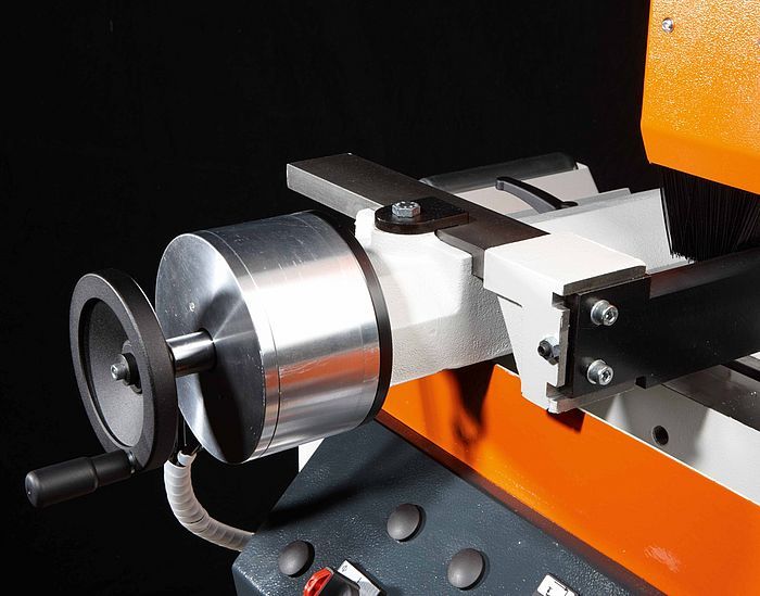 Machine KASTO Radial M 7 avec servante porte-matière à rouleau intégrée