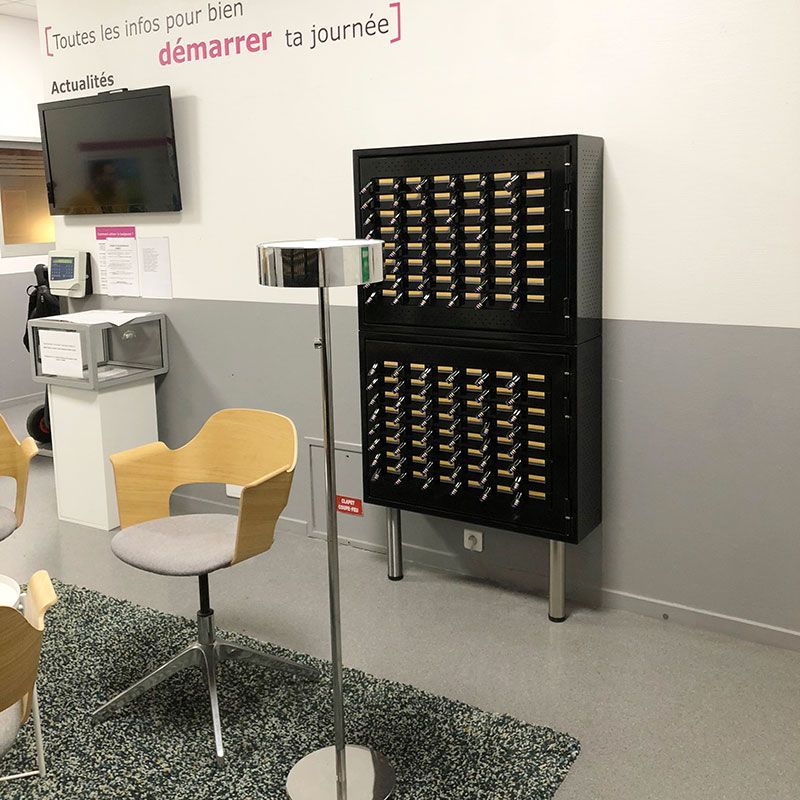Structure avec 48 casiers individuels pour recharge intensive de téléphones