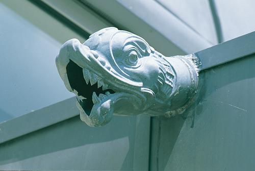 Descentes d'eaux pluviales ornementées avec éléments VMZINC