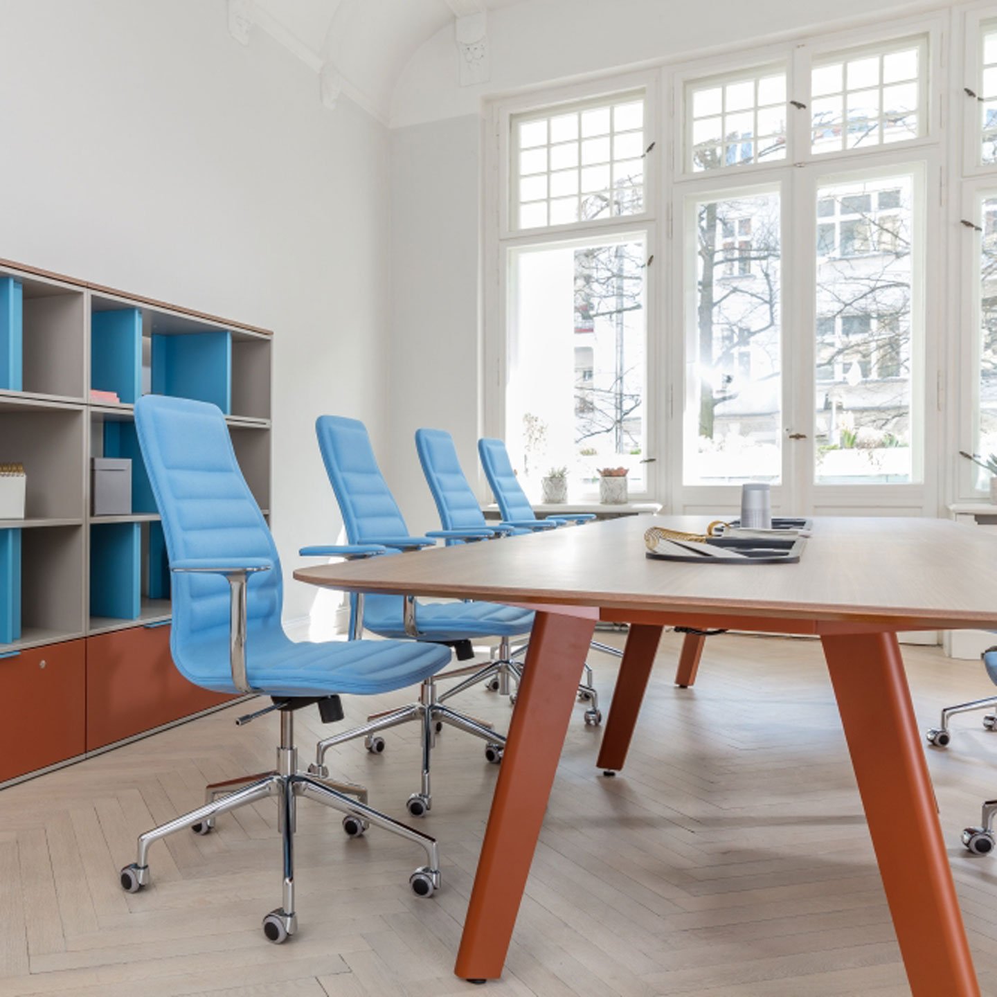 Table de réunion spacieuse et design pour environnements professionnels_3