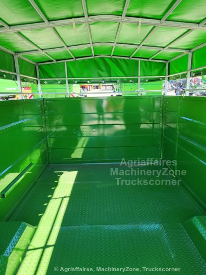 Bétaillère Pronar T046 - caisse de chargement avec ridelles en contreplaqué vissées et équipements robustes_3