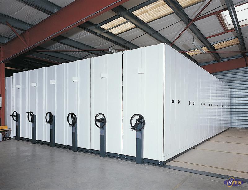 Rayonnage d'archives monté sur bases mobiles