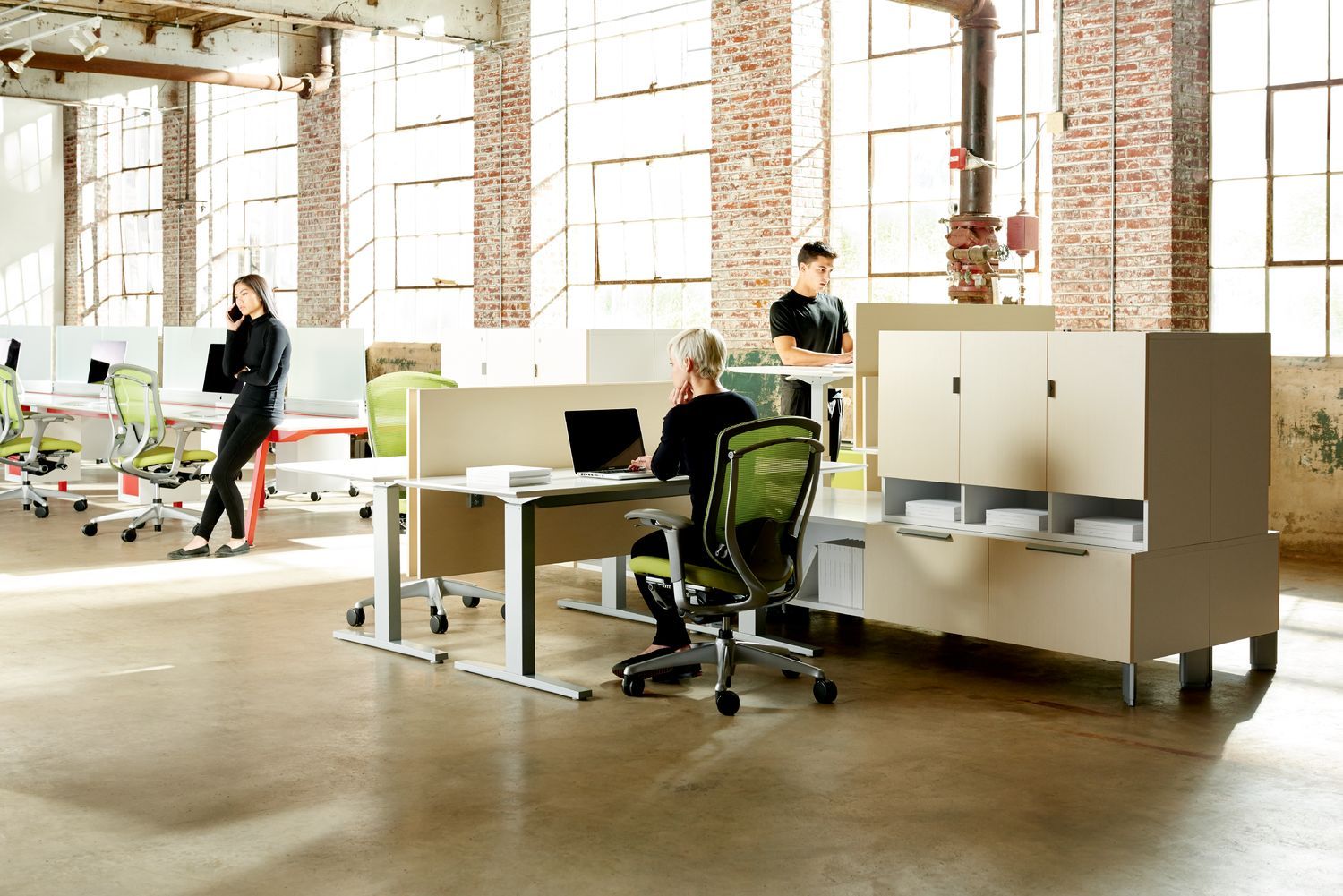 Bureau open space moderne avec surfaces coulissantes et trappes rabattables - Teknion - Interpret_3