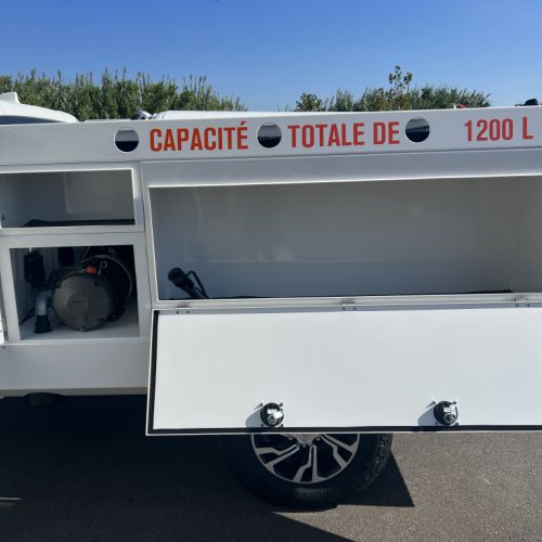 Véhicule hydrocureur 4x4 conçu pour l'entretien des réseaux d'assainissement