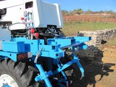 Tracteur enjambeur à transmission hydrostatique et palonnier double effet