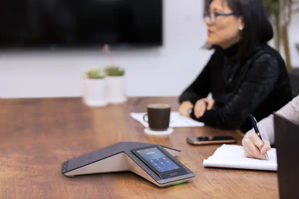 Téléphone de conférence IP Poly Trio C60, radio complète et compatible PoE_3