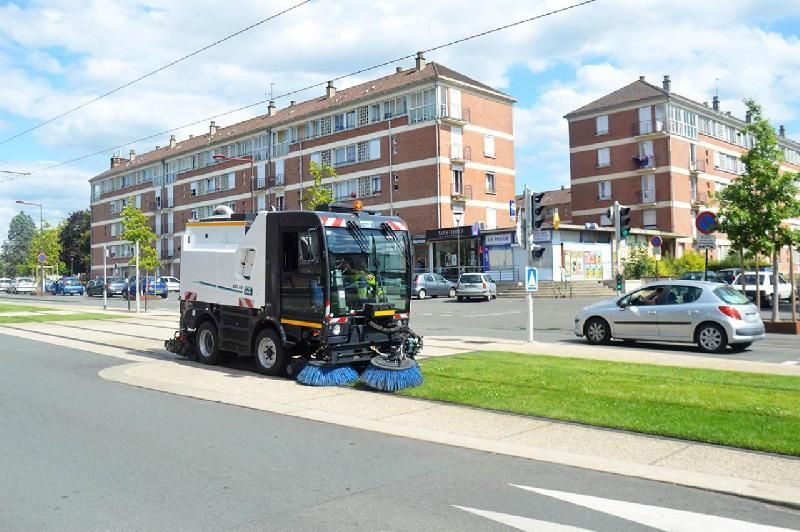 Balayeuse CMAR rail-route 600 RR - Balayage et nettoyage pour voies ferrées, tramways et métros - Puissance d'aspiration extrêmement élevée sur une largeur de balayage de plus de 3 m - Performances générales et moteur diesel EURO VI 162 CV_3