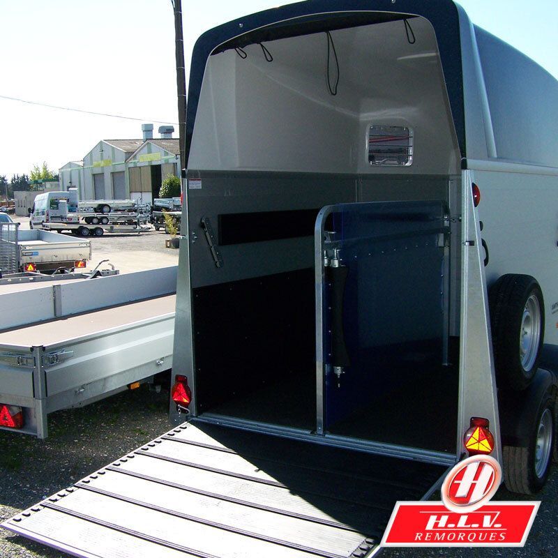 Van 2 places Humbaur Xanthos avec châssis EquiDrive®