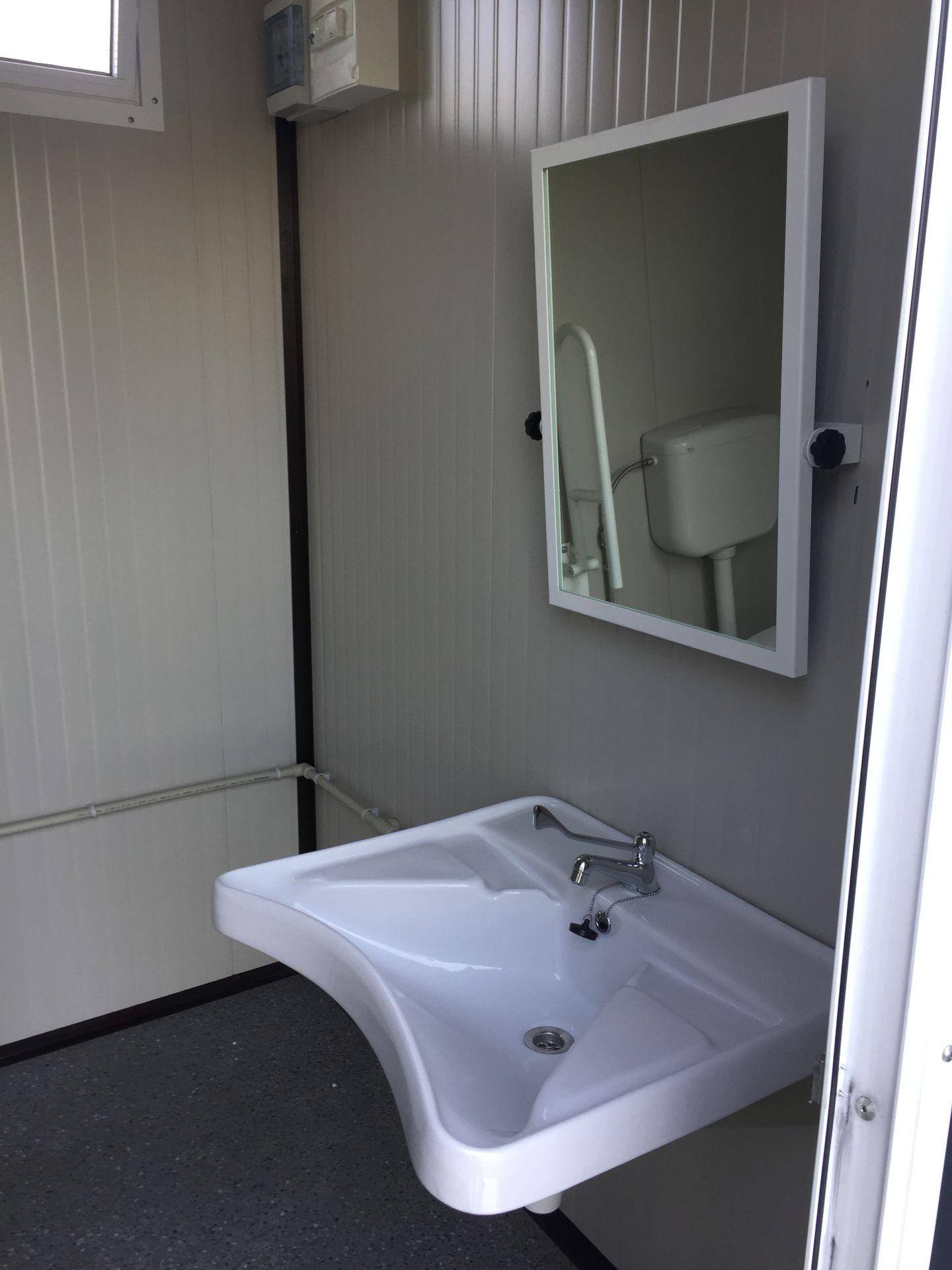 Monobloc sanitaire WC PMR raccordable - 205cm x 205cm x 247cm - Structure acier galvanisé et équipements complets_3