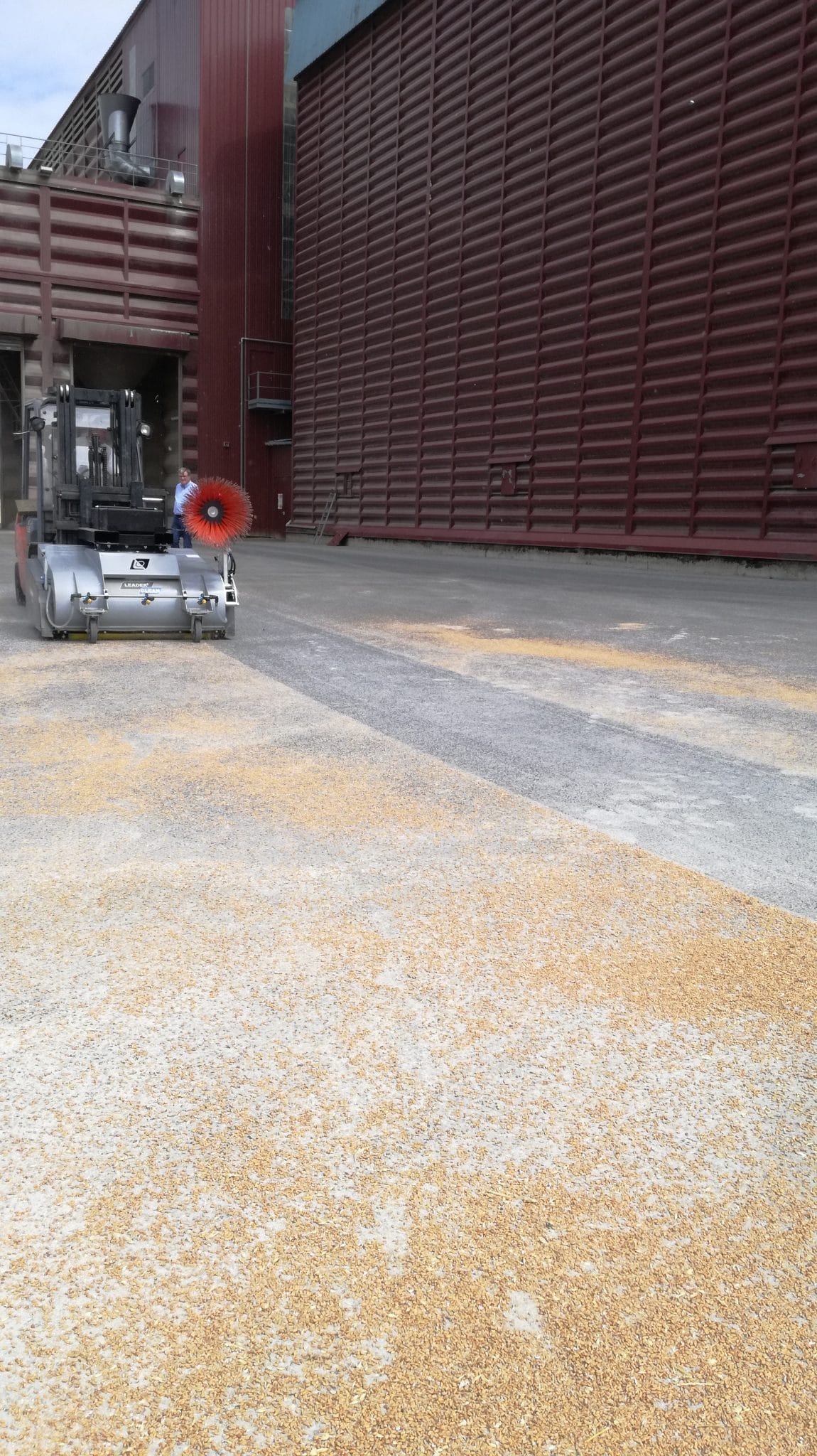 Balayeuse adaptable avec balai de 1,30 à 1,60 m de largeur