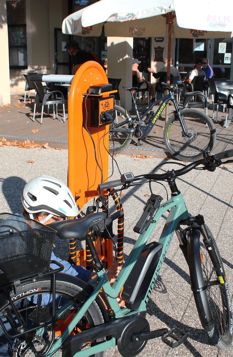Borne de réparation et de recharge sécurisée, ergonomique, personnalisable en libre-service pour vélo  - clever ifix-e_0