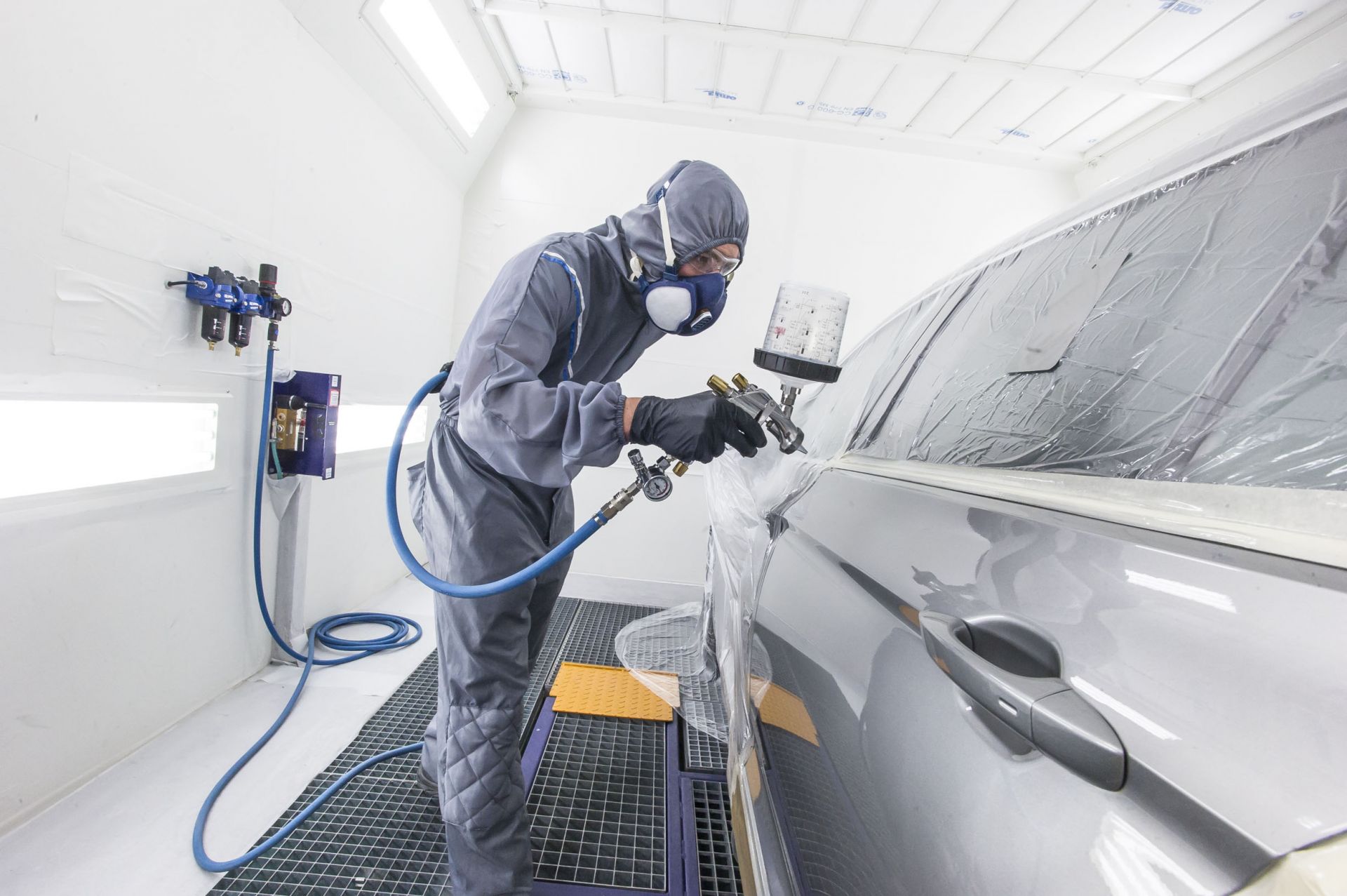 Cabine de peinture avec traitement acoustique global et matériaux recyclables