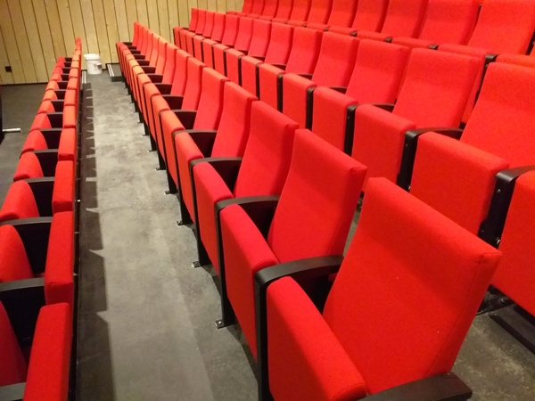 Fauteuil  de théâtre et de salles de spectacles à piétement latéral avec Accoudoir commun type manchette pour ERP - MAILLAN._4