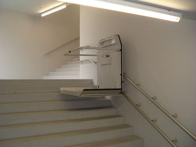 Plateformes monte escalier intérieur/extérieur - pour escaliers tournants - sur batteries - personnalisable -  Cama HL6_3