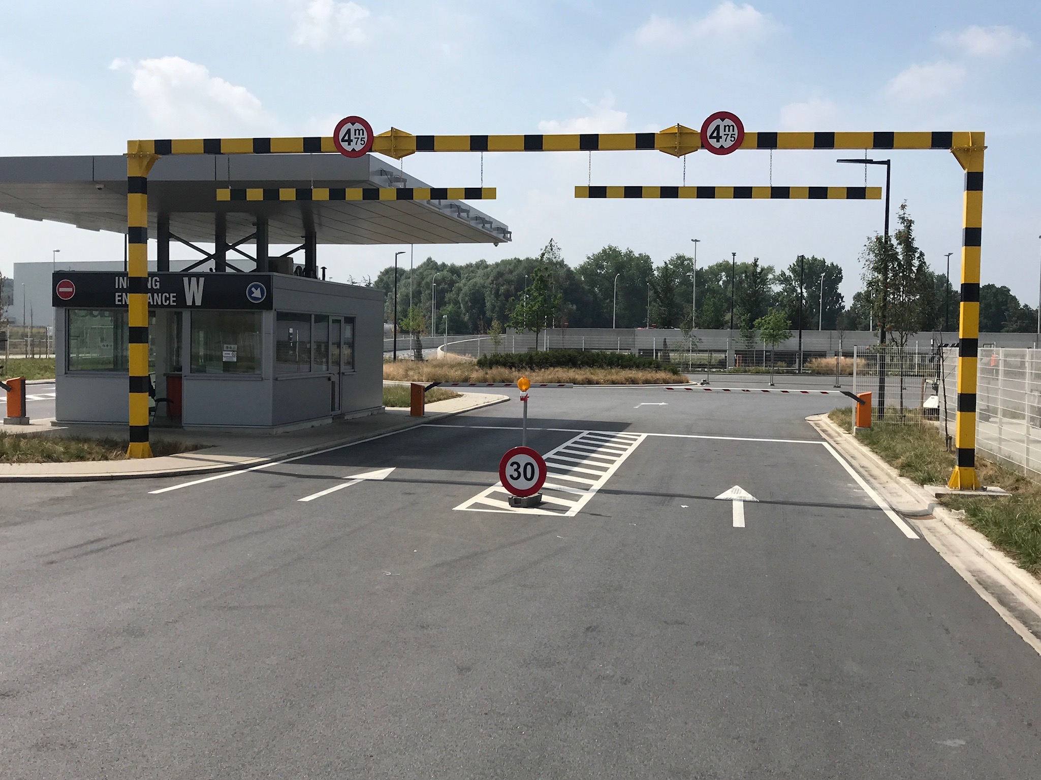 Portique limiteur de hauteur sur mesure, idéal pour protéger votre infrastructure contre un transport trop élevé - LSI_0
